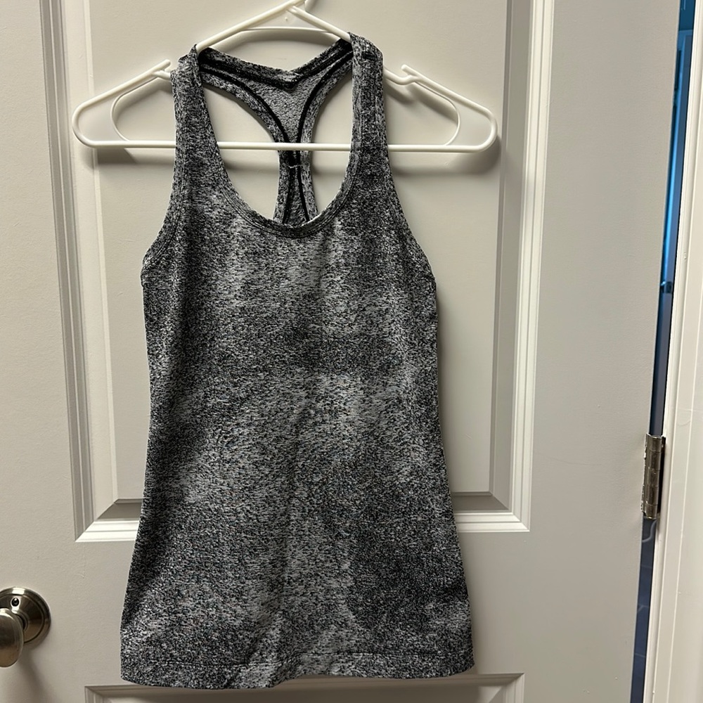 Lululemon top fits like 6